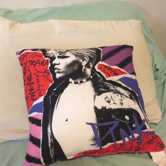 Pink throw pillow - Picture 3 of 4